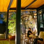 朝と夜が美しい森の中に佇むスターバックス