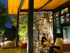 朝と夜が美しい森の中に佇むスターバックス