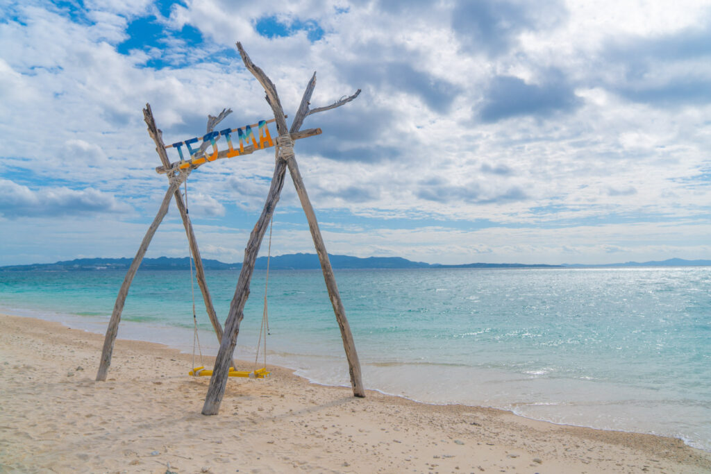 【沖縄】伊江島で ニャティア洞で神秘体験 → 海のブランコでフォトジェニックな時間を → 伊江島たっちゅー → アイスクリンカフェ アーク/ Day2
