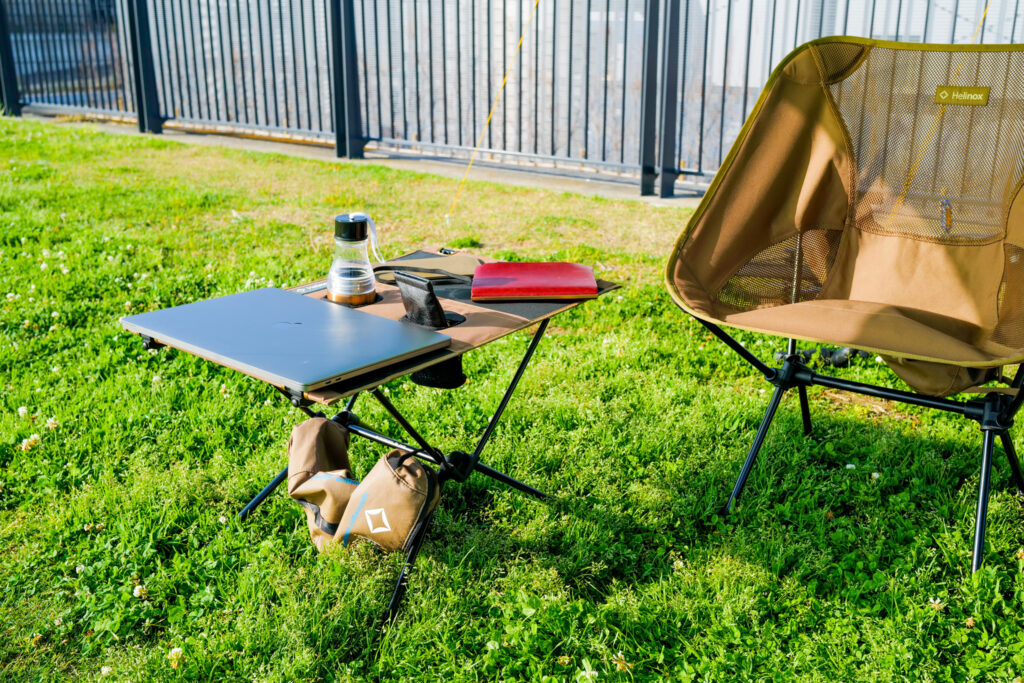 【Helinox（ヘリノックス）テーブルワン】晴れた日は万能なテーブルワンとチェアを持ち出して、外でのんびりビールを味わう